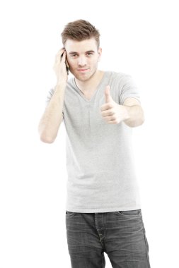 genç adam akıllı telefonda konuşuyor