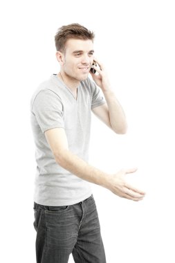 genç adam akıllı telefonda konuşuyor