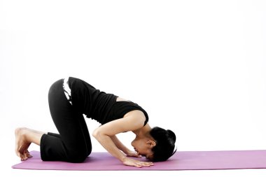 pratik yoga bir hasır üzerinde sevimli genç Asyalı kadın portresi