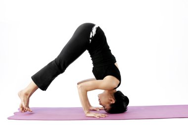 pratik yoga bir hasır üzerinde sevimli genç Asyalı kadın portresi