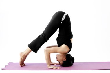 pratik yoga bir hasır üzerinde sevimli genç Asyalı kadın portresi