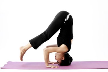 pratik yoga bir hasır üzerinde sevimli genç Asyalı kadın portresi