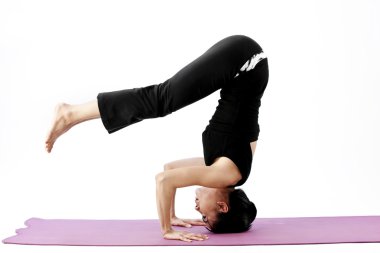 pratik yoga bir hasır üzerinde sevimli genç Asyalı kadın portresi
