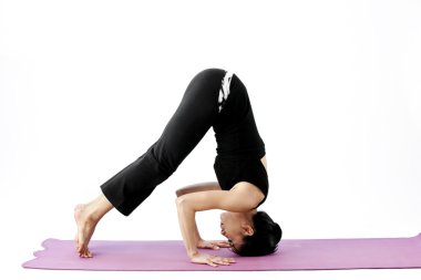pratik yoga bir hasır üzerinde sevimli genç Asyalı kadın portresi