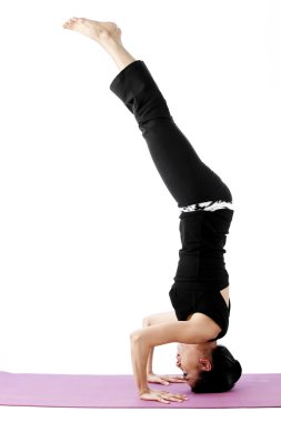 pratik yoga bir hasır üzerinde sevimli genç Asyalı kadın portresi