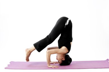 pratik yoga bir hasır üzerinde sevimli genç Asyalı kadın portresi