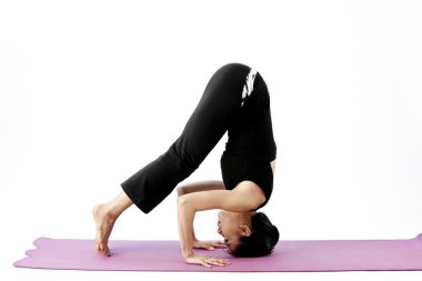 pratik yoga bir hasır üzerinde sevimli genç Asyalı kadın portresi