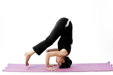 pratik yoga bir hasır üzerinde sevimli genç Asyalı kadın portresi