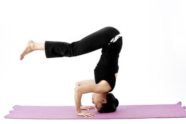 pratik yoga bir hasır üzerinde sevimli genç Asyalı kadın portresi