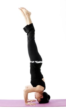 pratik yoga bir hasır üzerinde sevimli genç Asyalı kadın portresi