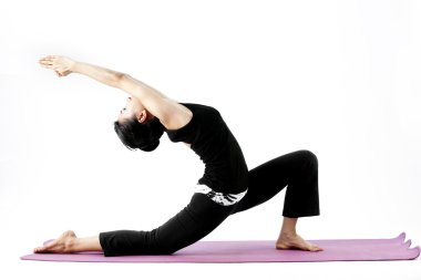 pratik yoga bir hasır üzerinde sevimli genç Asyalı kadın portresi