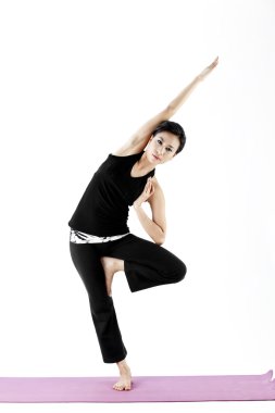 pratik yoga bir hasır üzerinde sevimli genç Asyalı kadın portresi