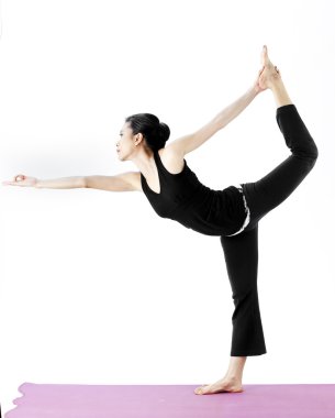 pratik yoga bir hasır üzerinde sevimli genç Asyalı kadın portresi