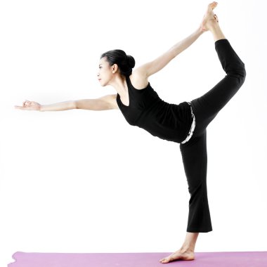 pratik yoga bir hasır üzerinde sevimli genç Asyalı kadın portresi