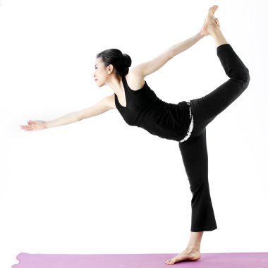 pratik yoga bir hasır üzerinde sevimli genç Asyalı kadın portresi