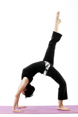 pratik yoga bir hasır üzerinde sevimli genç Asyalı kadın portresi