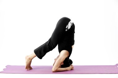 pratik yoga bir hasır üzerinde sevimli genç Asyalı kadın portresi