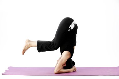 pratik yoga bir hasır üzerinde sevimli genç Asyalı kadın portresi