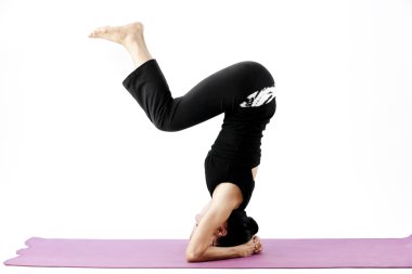 pratik yoga bir hasır üzerinde sevimli genç Asyalı kadın portresi