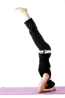 pratik yoga bir hasır üzerinde sevimli genç Asyalı kadın portresi