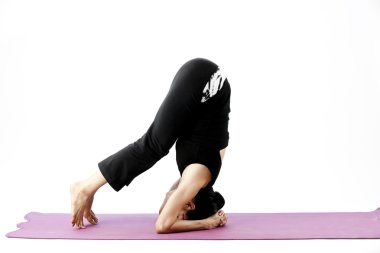 pratik yoga bir hasır üzerinde sevimli genç Asyalı kadın portresi