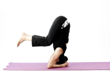 pratik yoga bir hasır üzerinde sevimli genç Asyalı kadın portresi