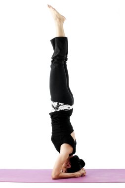 pratik yoga bir hasır üzerinde sevimli genç Asyalı kadın portresi