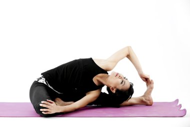 pratik yoga bir hasır üzerinde sevimli genç Asyalı kadın portresi