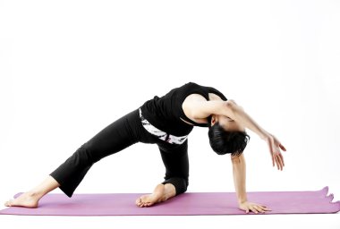 pratik yoga bir hasır üzerinde sevimli genç Asyalı kadın portresi