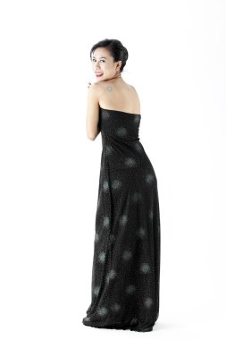 siyah gece elbisesi giymiş güzel genç kadın