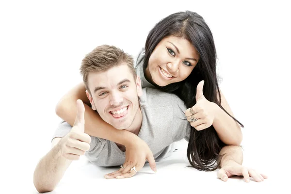 Bonito casal deitado no chão — Fotografia de Stock