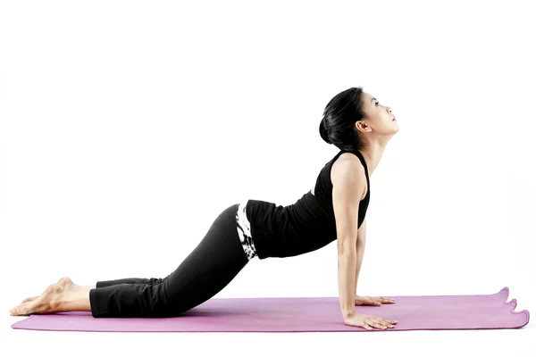 Retrato de una linda joven asiática practicando yoga en una esterilla — Foto de Stock