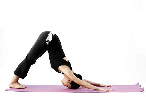 Retrato de una linda joven asiática practicando yoga en una esterilla — Foto de Stock