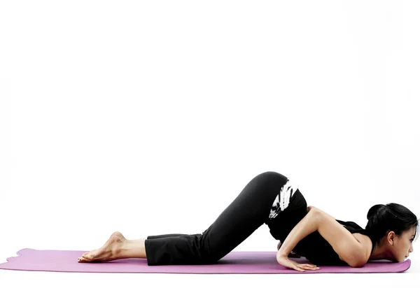 Retrato de una linda joven asiática practicando yoga en una esterilla —  Fotos de Stock