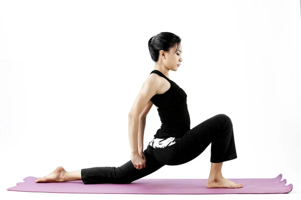 Портрет милой молодой азиатской женщины, практикующей йогу на коврике — стоковое фото