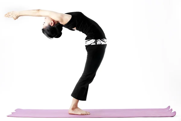 Retrato de una linda joven asiática practicando yoga en una esterilla — Foto de Stock