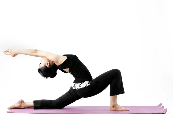 Portrét roztomilé mladé asijské ženy cvičí jógu na podložku — Stock fotografie