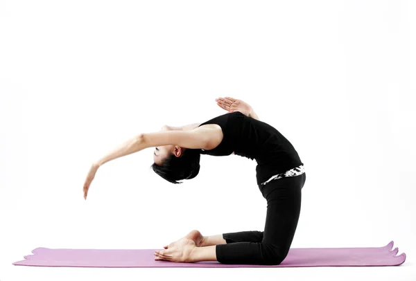 Retrato de una linda joven asiática practicando yoga en una esterilla —  Fotos de Stock