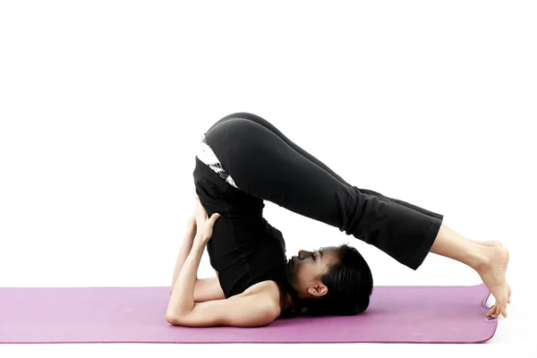 Retrato de una linda joven asiática practicando yoga en una esterilla — Foto de Stock