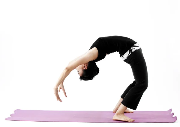 Retrato de una linda joven asiática practicando yoga en una esterilla — Foto de Stock