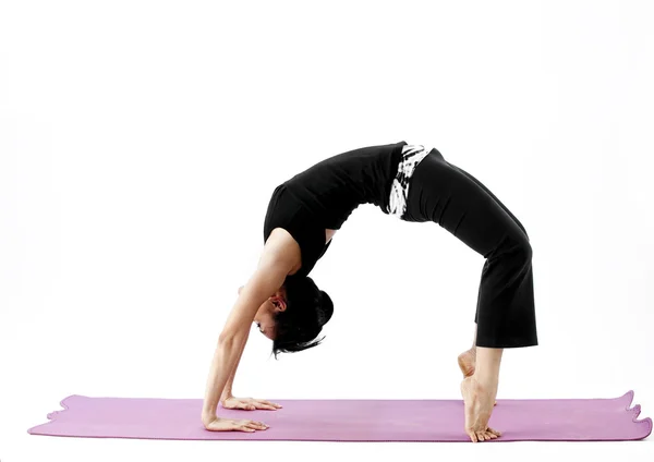 Portret van een schattige jonge Aziatische vrouw beoefenen van yoga op een mat — Stockfoto