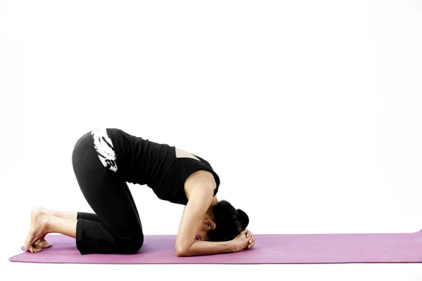 Retrato de una linda joven asiática practicando yoga en una esterilla —  Fotos de Stock