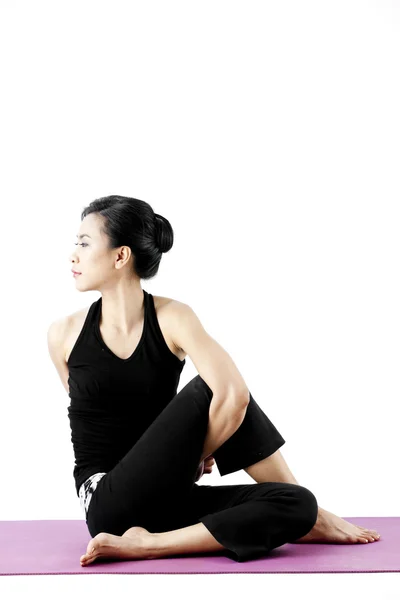Portret ładny młodych azjatyckich kobiet praktykujących jogę na mat — Zdjęcie stockowe