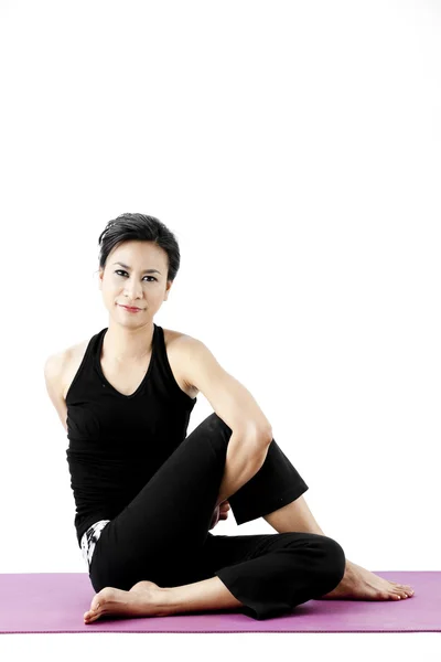 Pratik yoga bir hasır üzerinde sevimli genç Asyalı kadın portresi — Stok fotoğraf