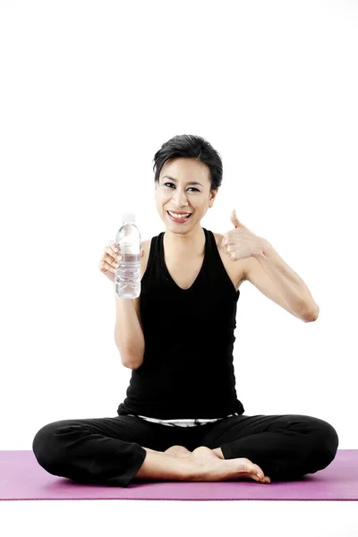 Sportvrouw drinkt water — Stockfoto