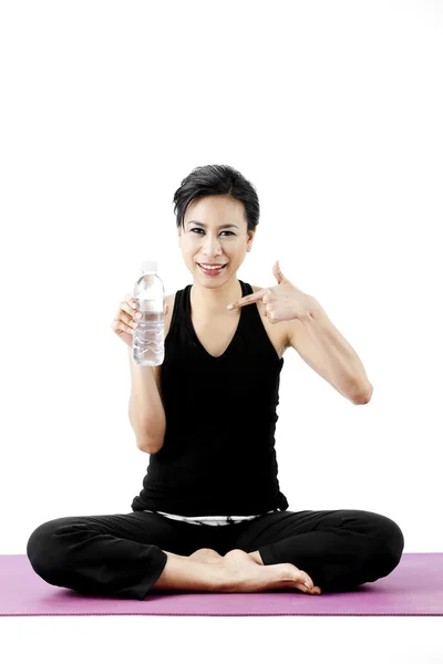 Sportovní žena pije vodu — Stock fotografie