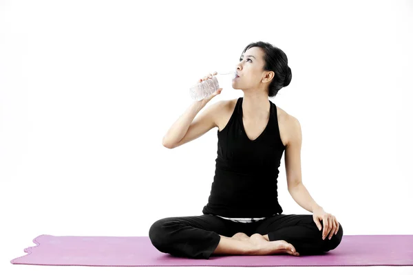 Sportovní žena pije vodu — Stock fotografie