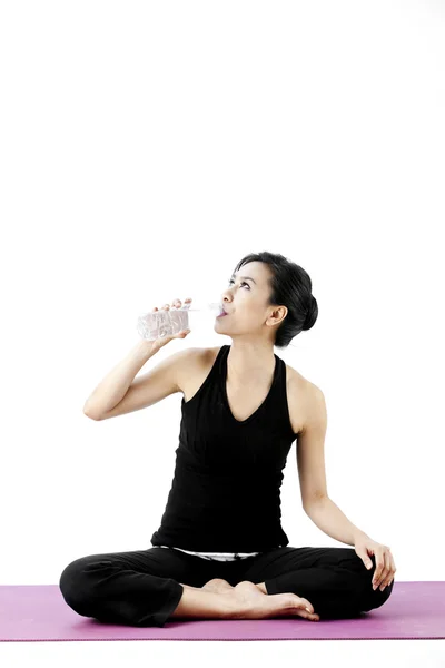 女运动员喝水 — 图库照片