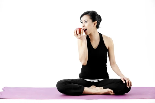 Azjatyckie kobiety jeść jabłko — Zdjęcie stockowe