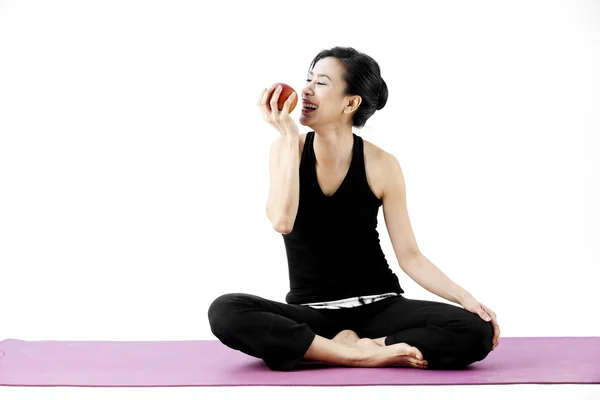 アジアの女性はリンゴを食べる — ストック写真